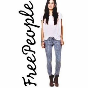 FREE PEOPLE DIAMOND print blue jeans size 27